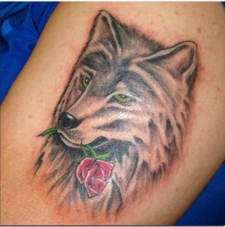 Tatuajes de lobos y rosas