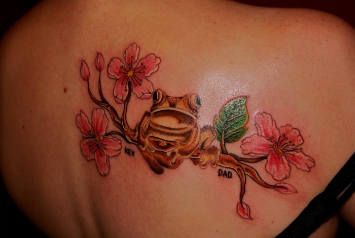 Tatuajes de ranas con flores
