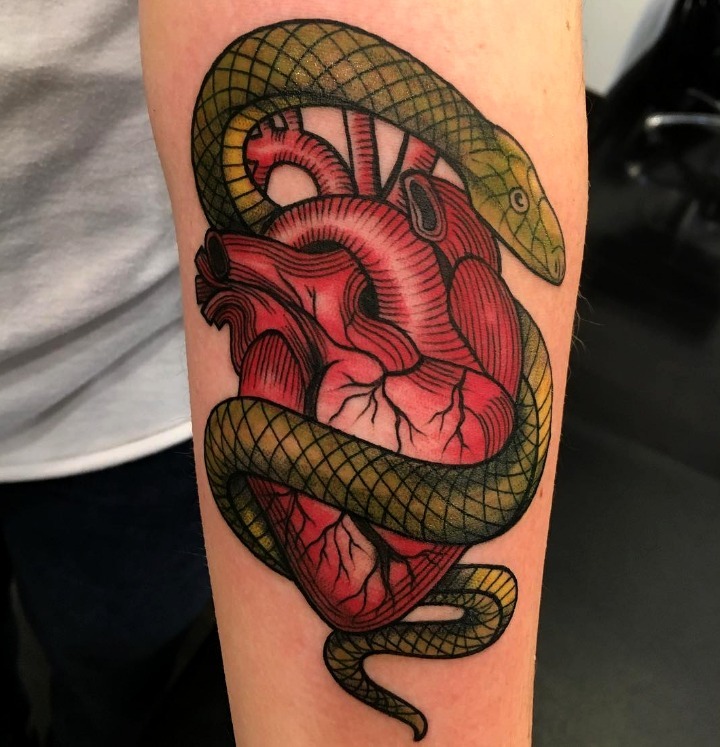 Tatuajes de serpiente y corazón