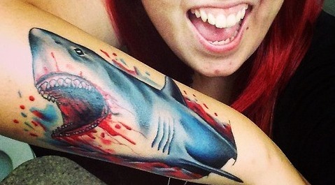 Tatuajes de tiburones sangrientos