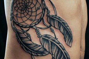 Tatuajes en el costado y costillas