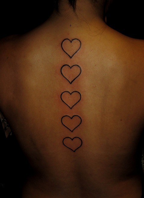 Tatuajes en la espalda de corazones