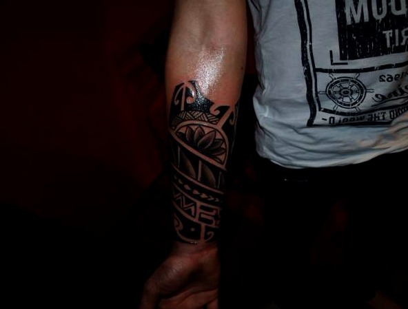 Tatuajes maoríes en el antebrazo