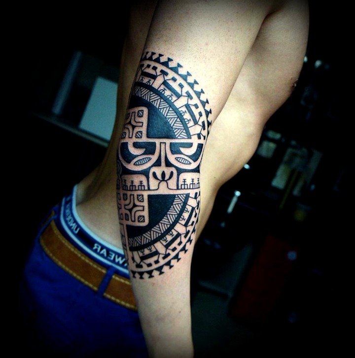 Tatuajes maoríes en el codo