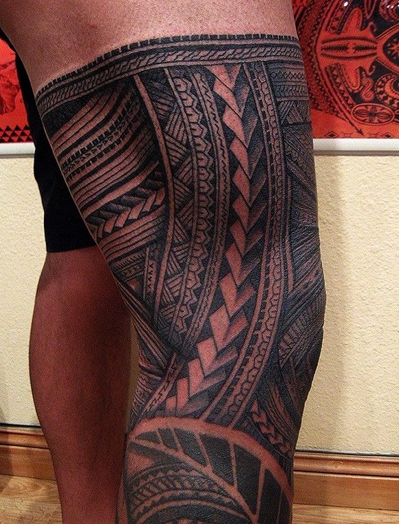 Tatuajes maoríes en la pierna