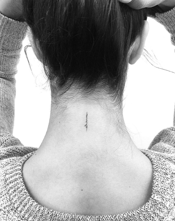Tatuajes pequeños en el cuello