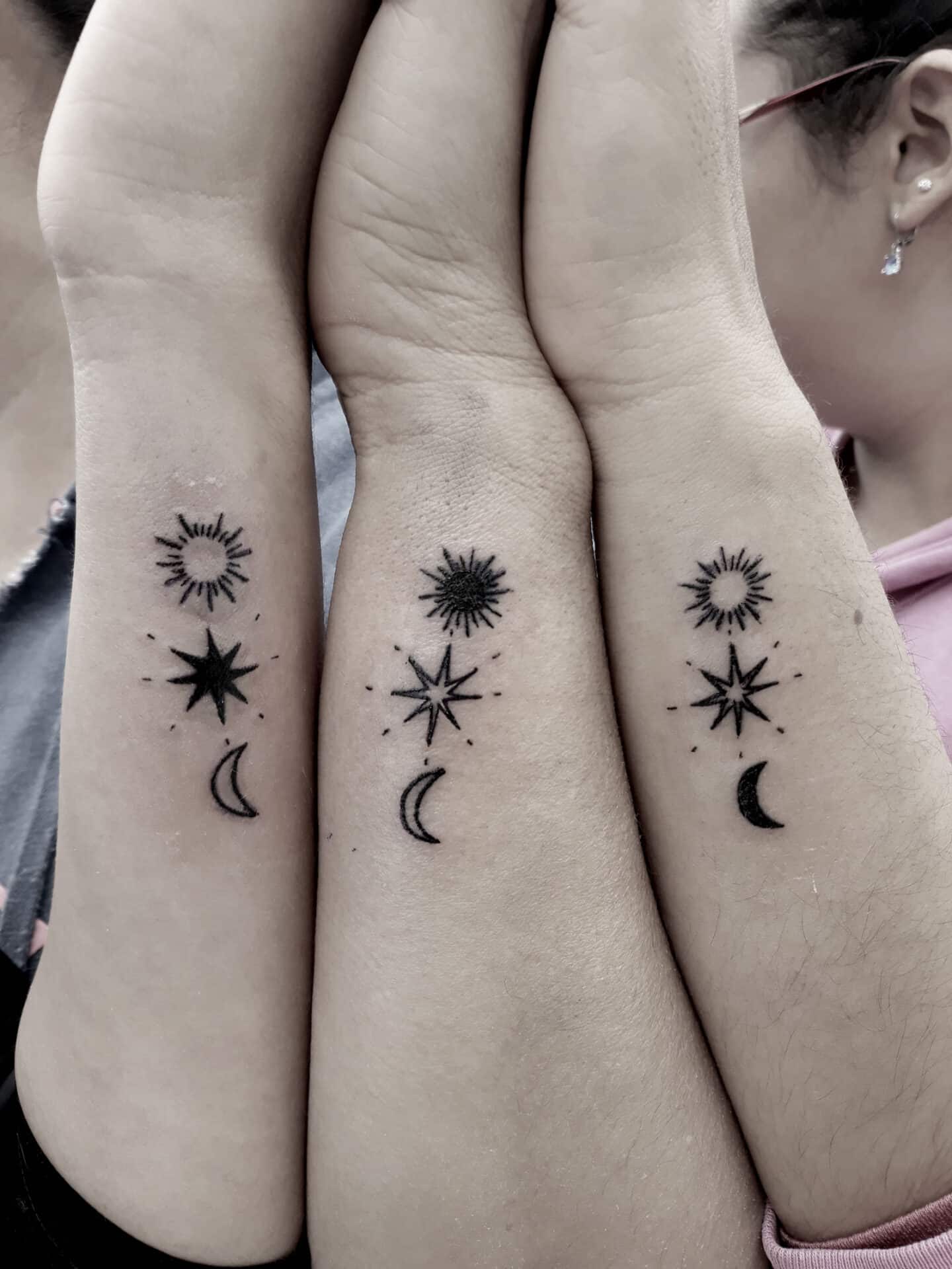 tatuajes sol y luna de hermanas