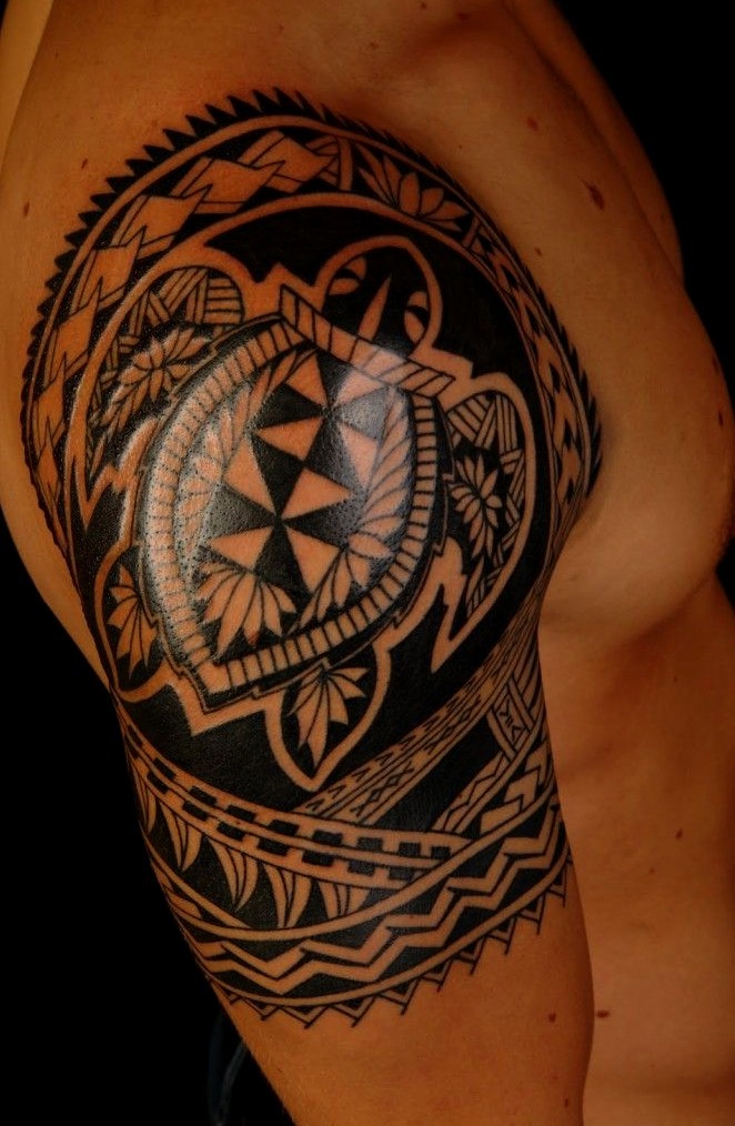 Tatuajes tribales en el hombro